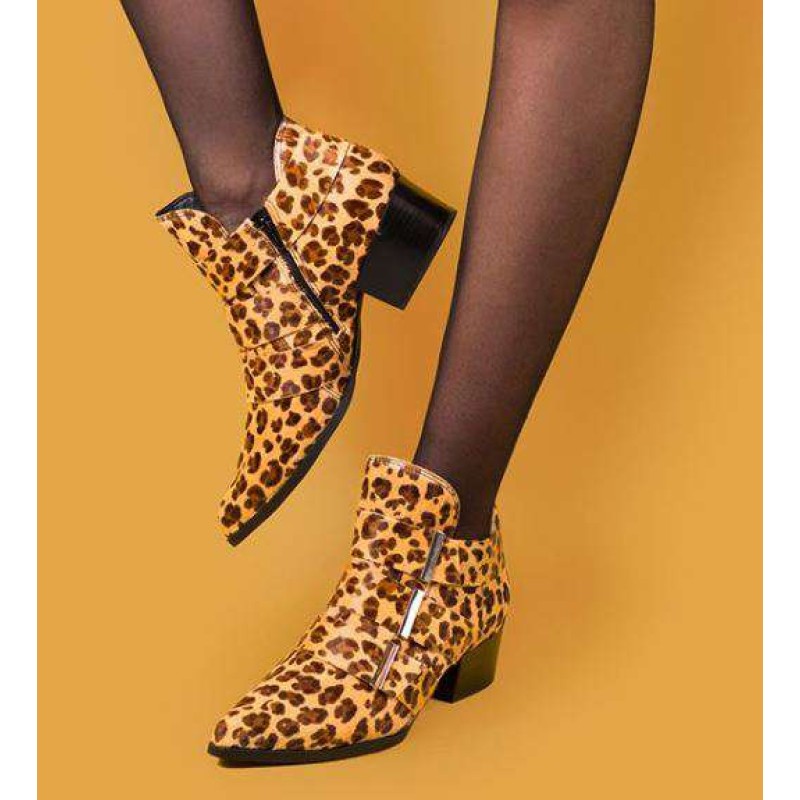 bota cano curto animal print