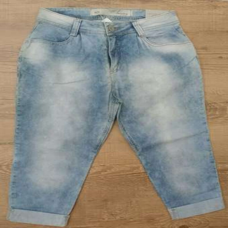 calça capri rasgada