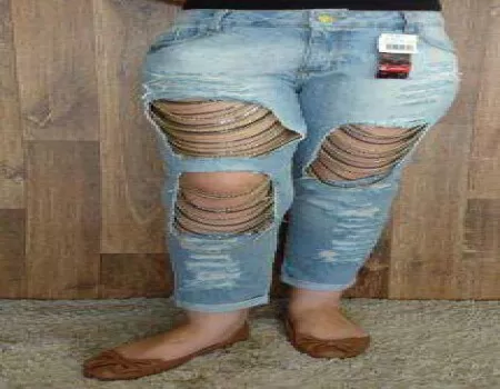 CALÇA JEANS BOY DESTROYED COM CORRENTES - Jeans