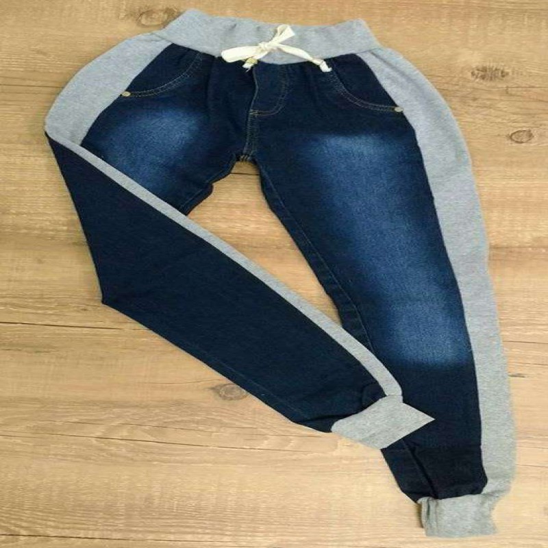 calça jeans com lateral de moletom