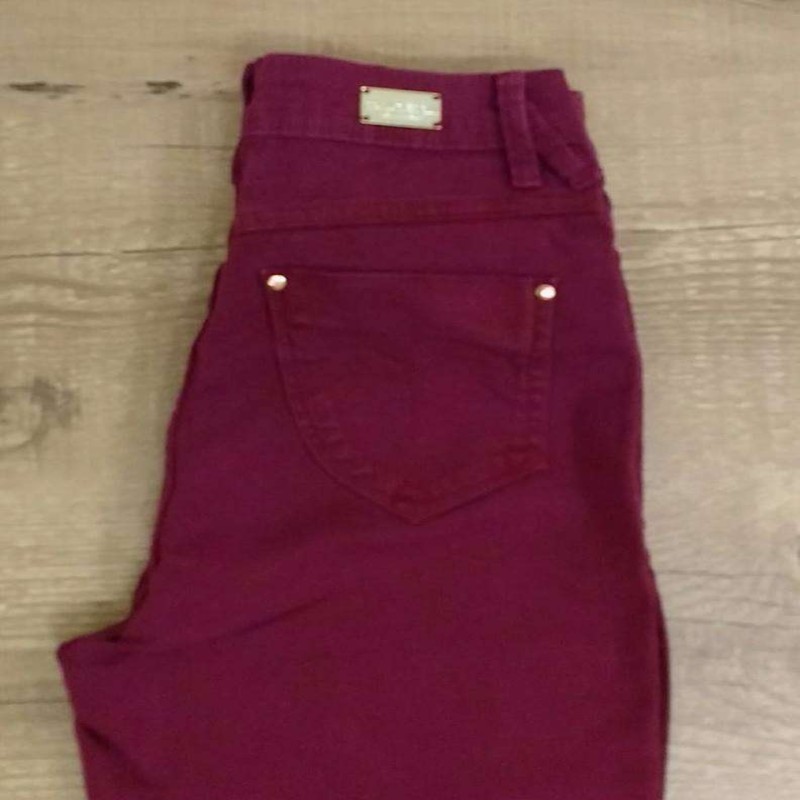 calça jeans bordo feminina