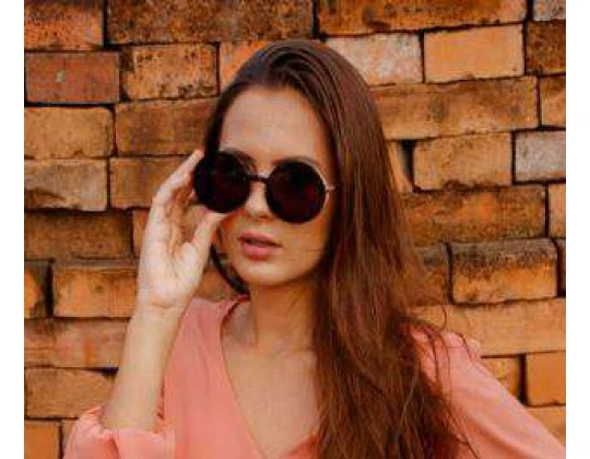 ÓCULOS DE SOL FEMININO REDONDO COM BRILHO O.M - Marrom