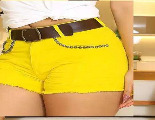 SHORTS COM CINTO BARRA DESFIADA JULIÊ - Amarelo